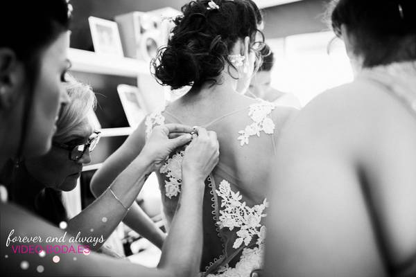 fotografía abrochando traje de novia en valencia
