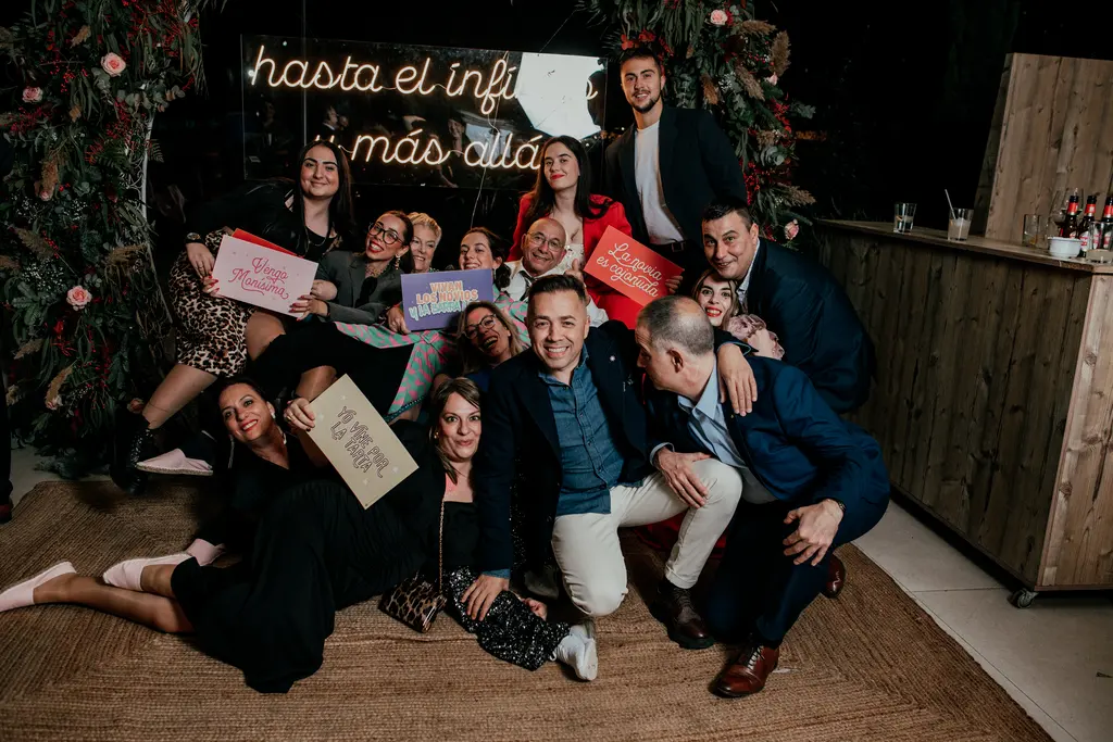 reportaje boda Itziar Carlos Ca pareja fiesta photocall