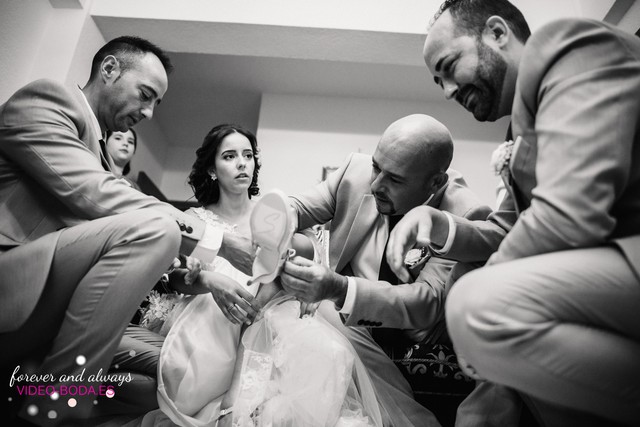 hermanos novia poniendo zapatos