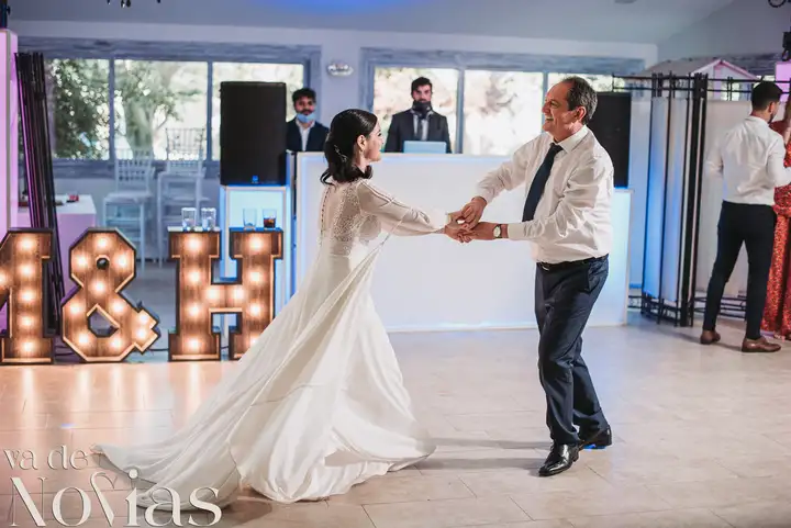 Reportaje de boda jardines la Cartuja Monica Hector Mayo 2023 baile nupcial