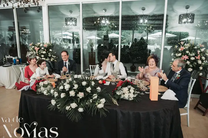 Reportaje de boda jardines la Cartuja Monica Hector Mayo 2023 banquete