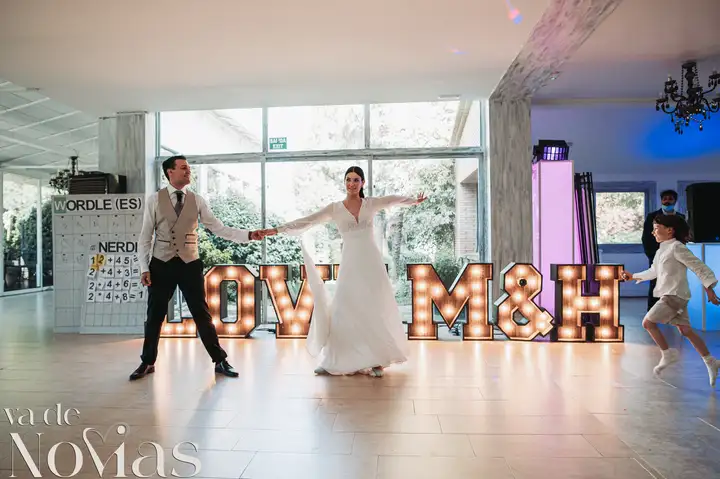 Reportaje de boda jardines la Cartuja Monica Hector Mayo 2023 baile nupcial portada