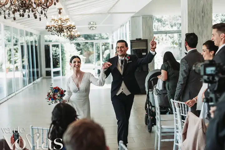 Reportaje de boda jardines la Cartuja Monica Hector Mayo 2023 Salida / Entrada banquete portada