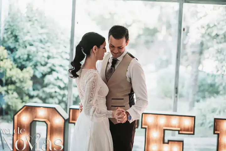 Reportaje de boda jardines la Cartuja Monica Hector Mayo 2023 baile nupcial